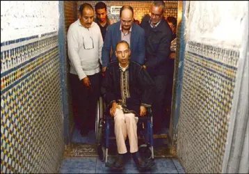  ??  ?? الناشط الحقوقي المعطي منجب أمام مجلس حقوق الإنسان المغربي بعد إطلاق سراحه المؤقت