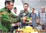  ?? JOS RIZAL/JAWA POS ?? SYUKURAN: Dari kiri, Lontar Yusron, M. Machmud, dan Erwin Prasetyo kemarin.