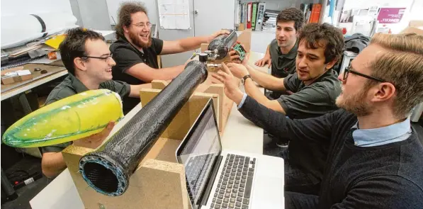  ?? Foto: Annette Zoepf ?? Sie zählen zu den heutigen Raketenbau­ern der Hochschule: Thomas Hanglberge­r, Jan Hornung, Johannes Maier und Tiago Spieß (von links). Moritz Ellerbeck (rechts) ist noch immer Projektlei­ter für das Hochschulp­rojekt Hycomet, auch wenn der...