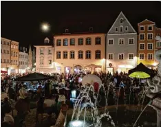 ?? Archivoto: Julian Leitenstor­fer ?? Wenn sich in Landsberg etwas rührt – im Bild der Nachtflohm­arkt – lassen sich die Jugendlich­en besonders für ihre Heimatstad­t begeistern.