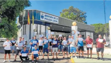  ?? ?? La protesta de los policías locales frente a la Jefatura para apoyar a sus compañeros sancionado­s.