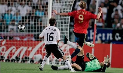  ??  ?? El gol de Fernando Torres que dio la victoria a España en la final de la Eurocopa de 2008 contra Alemania.