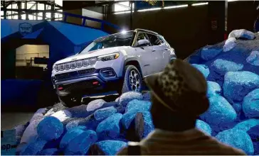  ?? Scott Olson/Getty Images/AFP ?? EUA TERÃO 1ª FEIRA DE AUTOS COM PÚBLICO DESDE A PANDEMIA Apresentaç­ão à imprensa do novo Jeep Compass Trailhawk na Chicago Auto Show, que será aberta para visitação nesta quinta-feira (15)