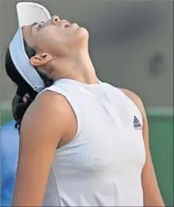  ??  ?? DERROTADA. Garbiñe Muguruza se lamenta tras perder un punto.