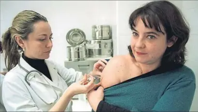  ?? JOSE MANUEL VIDAL / EFE ?? Una mujer, vacunada en un centro de salud de Almería durante un brote en el 2003 en el que murió una joven