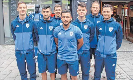  ?? FOTO: THORSTEN KERN ?? Niklas Volo (Dritter von rechts) vom FV Ravensburg hat das geschafft, was viele FV-Junioren schaffen wollen: Den Sprung in die erste Mannschaft der Aktiven. Volo, hier mit den Zugängen Max Chrobok, Burhan Soyudogru, Felix Hörger, Burak Coban und...