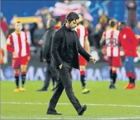  ?? FOTO: PEP MORATA ?? Quique, abatido después del 0-1 y de escuchar una sonora bronca de la afición