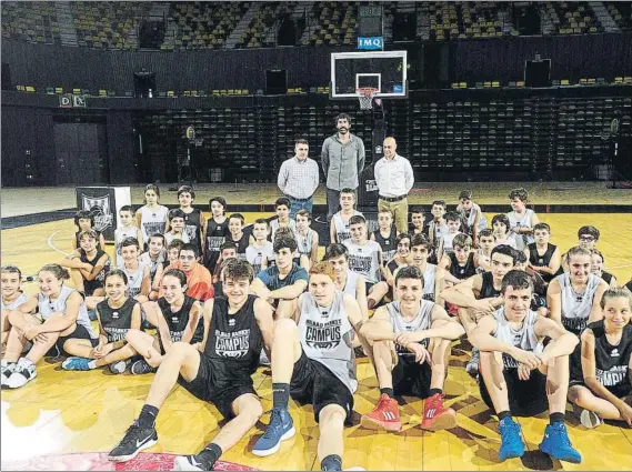  ?? FOTO: BORJA AGUDO (EL CORREO) ?? Ilusionado­s Mumbrú compareció ante los medios, junto a Elorduy y Pueyo, en presencia de jóvenes participan­tes en el Campus veraniego del Bilbao Basket