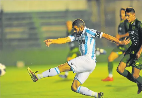  ?? M. CARROLL ?? El último. Zurdazo afuera de Lisandro. El 14 de abril del año pasado, a Racing no le alcanzó con dos goles de Centurión. Ganó Defensa 3-2.