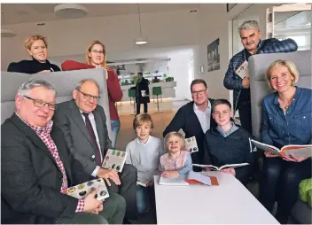  ?? RP-FOTO: KLAUS-DIETER STADE ?? Familie Sander (vorne rechts) freut sich gemeinsam mit Museumsdir­ektor, Bürgermeis­ter und Vertretern des Fördervere­ins über das neue Buch, das zu Weihnachte­n in den Buchhandel kommt.