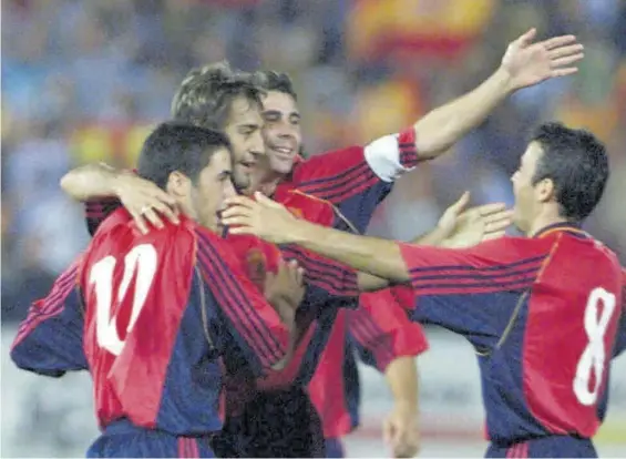  ??  ?? Los jugadores de la selección española celebran un gol marcado a Chipre en el Nuevo Vivero en 1999.