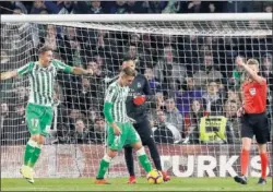  ??  ?? Hernández Hernández, colegiado del partido, anuló el gol en un primer momento, pero lo concedió tras consultar el VAR. Canales ha