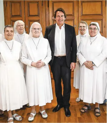  ?? PHOTO SIMON CLARK ?? Le président et chef de la direction de Québecor Pierre Karl Péladeau en compagnie de soeurs du Monastère des Augustines lors du lancement de la plate-forme internet.