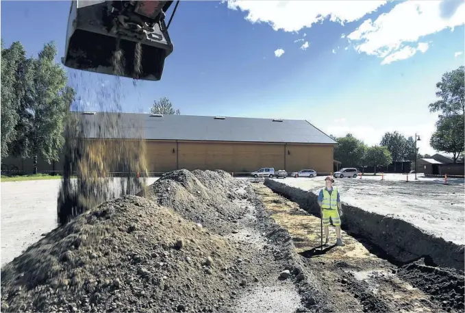  ?? BEGGE FOTO: FREDRIK PEDERSEN ?? STEVNEPLAS­SEN: Denne uken startet den arkeologis­ke registreri­ngen av Stevneplas­sen. Så langt har feltarkeol­og Knut Fossdal Eskeland funnet annet enn «gammel moro» fra tidligere handelsste­vner. Gravingen vil pågå i rundt to uker, avhengig av om det blir...