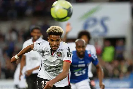  ?? (Photos PQR/L’Alsace et AFP) ?? L’ex Strasbourg­eois Ihsan Sacko en action. Nice n’a pas abdiqué toute ambition...