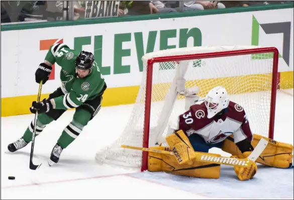  ?? EMIL T. LIPPE — THE ASSOCIATED PRESS ?? The Stars’ Jamie Benn, left, skates around the goal as Avalanche goaltender Keith Kinkaid defends during their game Saturday in Dallas.