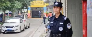  ??  ?? La policía de inmediato cercó el área de la institució­n.