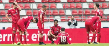  ?? Foto: imago/Gerhard König ?? Rot-Weißer Alltag: Enttäuschu­ng in Erfurt nach Spielende. Den Abstieg besiegelt jetzt die Insolvenz.