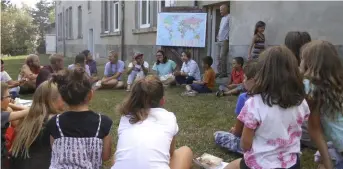  ??  ?? Écoliers et étudiants ont eu des échanges deux heures durant sur tous les sujets.