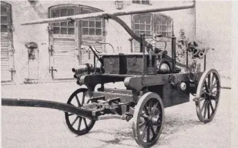  ?? FOTOS: CLAUDIA BUCHMÜLLER ?? Die erste Aulendorfe­r Feuerlösch­spritze, Baujahr 1880, wurde noch von Pferden gezogen (aus der Festschrif­t zum 100jährige­n Jubiläum).
