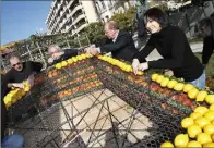  ?? (Photo archives Eric Dulière) ?? L’arrivée de l’élastique a révolution­né le « fruitage ».