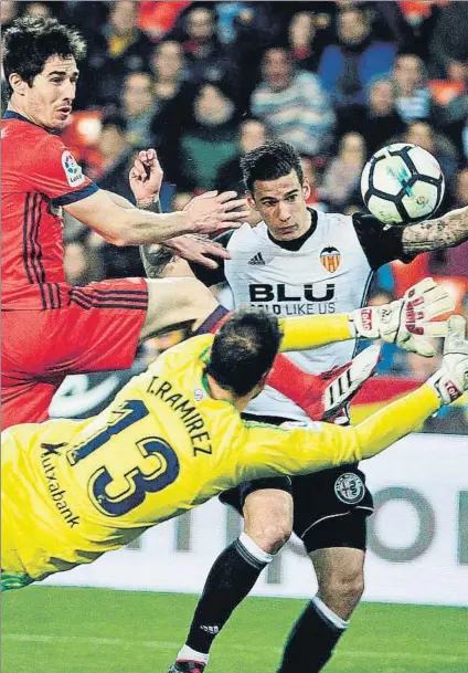  ?? FOTO: EFE ?? Santi Mina marcó en esta acción el primer gol del Valencia. El delantero salvó a su equipo, que no fue mejor que la Real Sociedad