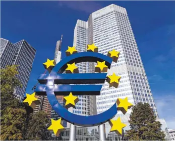  ?? FOTO: CHRISTOPH HARDT/IMAGO IMAGES ?? Euro-skulptur im Frankfurte­r Bankenvier­tel: Immer mehr Banken verlangen auch von Privatkund­en Negativzin­sen und begründen das mit der Politik der EZB.