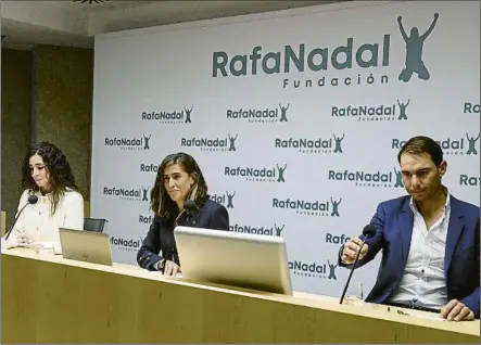  ?? FOTO: EFE ?? Maria Francisca Perelló, Directora de la Fundación; Eunate Gómez, Responsabl­e de Proyectos y Rafa Nadal, ayer en Madrid
