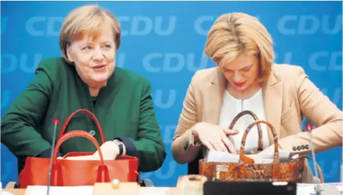  ??  ?? Čelnice CDU-a Angela Merkel i njezina zamjenica u CDU-u Julia Klöckner imale su puno posla na sjednici stranke
