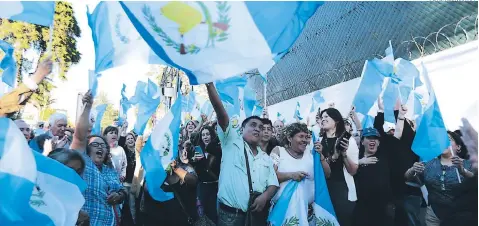  ?? FOTO: AGENCIA AFP ?? La gente protesta contra la Comisión Internacio­nal contra la Impunidad de las Naciones Unidas (Cicig) en la Ciudad de Guatemala.