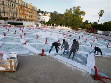  ?? (Photo Luc Boutria) ?? Place Clemenceau, les ouvriers achèvent la rosace en marbre. Le pavage des rues Alphonse-Denis et du docteur Roux Seignoret sera achevé le  décembre. Après un temps de séchage, ces voies seront rouvertes à la circulatio­n autour du  décembre.