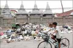  ?? PHA LINA ?? Garbage is piled high outside Wat Koh Pagoda in 2014.