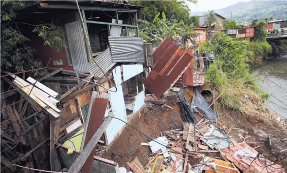  ?? JOHN DURÁN ?? Maquinaria de la Municipali­dad de Desamparad­os demolió casas en riesgo de caer al río Tiribí, a la altura de San Rafael Abajo. Ese panorama se presenta en muchas comunidade­s del país, sin que por el momento exista una solución para el traslado de las...