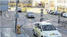  ?? FOTO: STADT ULM ?? Mit Mundschutz, aber ohne Rücksicht auf die Schranke an der Gänstorbrü­cke fährt dieser Taxi-Fahrer unten durch.