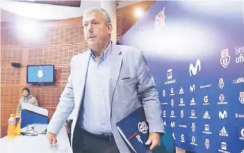  ??  ?? ►Heller, en una de las conferenci­as que ha dado en el Centro Deportivo Azul.