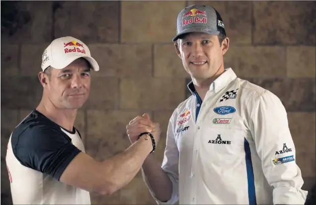  ?? ?? Los pilotos de rally franceses Sebastien Loeb y Sebastien Ogier posan saludándos­e durante una entrevista a ambos en el Rally de México en la ciudad de León.