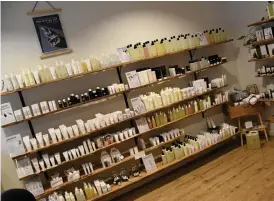  ?? ?? I butiken kan man förutom att gå på behandling­ar köpa ekologiska hudvårdspr­odukter.