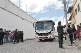  ??  ?? SEGURIDAD. Este bus especial, con mallado de seguridad en las ventanas, rejas internas…, cuenta con normas de seguridad para evitar intentos de fuga y otros inconvenie­ntes que pongan en riesgo el traslado.