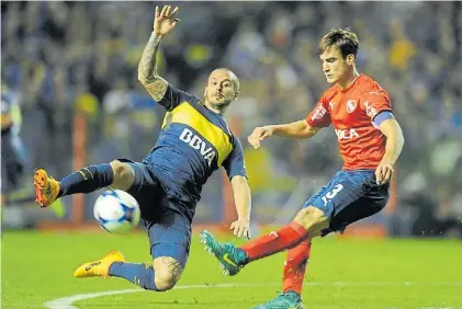  ??  ?? También presiona. Benedetto vuela para cubrir la salida de Tagliafico. Con una acción similar generó el 3-0.