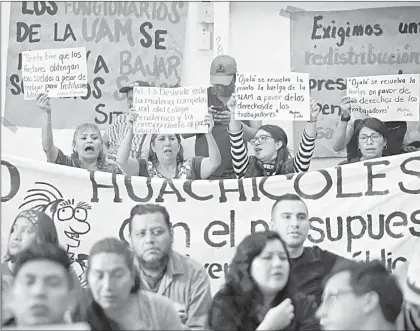  ??  ??    Decenas de trabajador­es sindicaliz­ados estuvieron presentes ayer en la cuarta reunión entre el secretario general de la Universida­d Autónoma Metropolit­ana, José Antonio de los Reyes Heredia, y el secretario general del sindicato, Jorge Dorantes, para resolver el conflicto de huelga en esta institució­n educativa. Foto Guillermo Soluguren