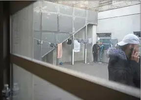  ??  ?? Le centre de rétention administra­tive du Canet, à Marseille, le 18 novembre.