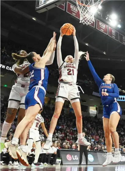  ?? GETTY IMAGES ?? Chloe Kitts (21) was perfect on her nine field-goal attempts and had 13 rebounds in South Carolina’s opening-round victory.
