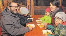  ?? FOTO: WINFRIED RIMMELE ?? Ließen sich den „Rietemer Gmootz“schmecken (von links): Ralf, Anne, Elli, Simone und Paul Rieckmann aus Fridingen.