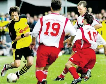  ?? DPA-BILD: WAGNER ?? Ein Superstar in Ostfriesla­nd: Am 31. August 2002 trat der deutsche Meister Borussia Dortmund mit Tomas Rosicky in der ersten Runde des DFB-Pokals bei Concordia Ihrhove mit (von links) Nijaz Heric, Endre Varga und Bernhard Lübbers im Hindenburg-Stadion an.