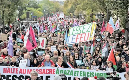  ?? ?? Nekoliko hiljada ljudi je demonstrir­alo u subotu (11. novembra) u Parizu tražeći trenutni prekid vatre u Gazi. (Foto: Agencija Anadolija)