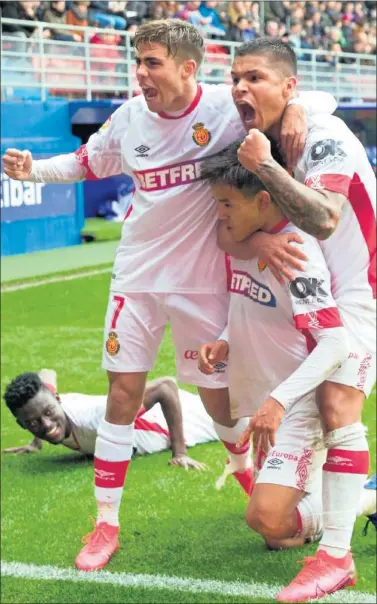  ??  ?? Los jugadores del Mallorca rodean a Kubo para celebrar el 0-2.