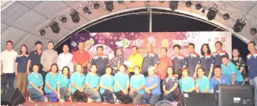  ??  ?? Members of the Hakka Associatio­n pose for a photo with Rodziah (standing, eighth left) and other guests.