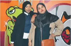  ??  ?? NICE. Jasmine Mohamed Aden och Balquisha Abdi lärde känna varandra under Demokratif­orum Järva. De var båda nöjda med dagen.