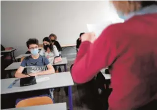  ?? REUTERS ?? Una profesora imparte clase en un aula en París