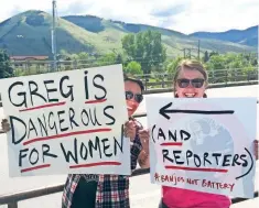  ??  ?? Dos mujeres sostienen letreros en Missoula, Montana, señalando que el candidato Gianforte es “peligroso para las mujeres... y reporteros”.